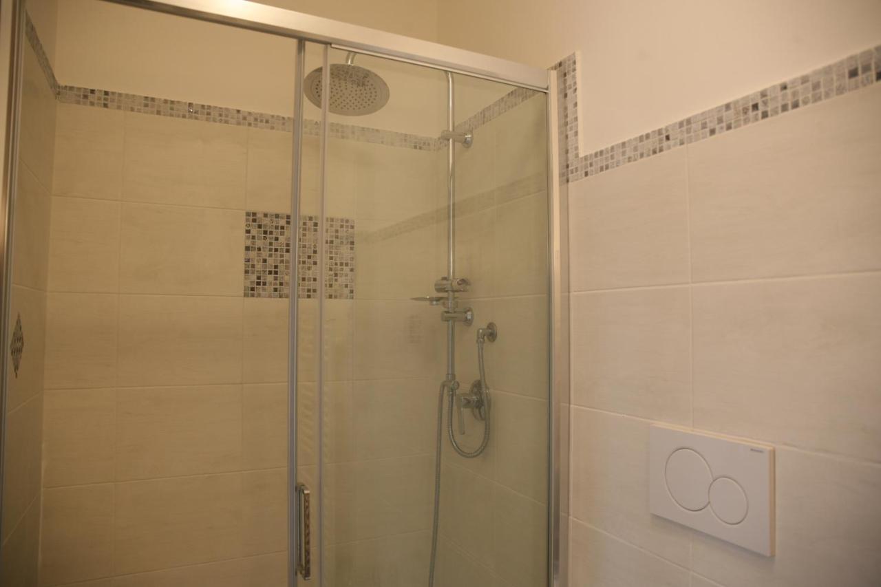 Route 114 Apartment Ачиреале Екстериор снимка